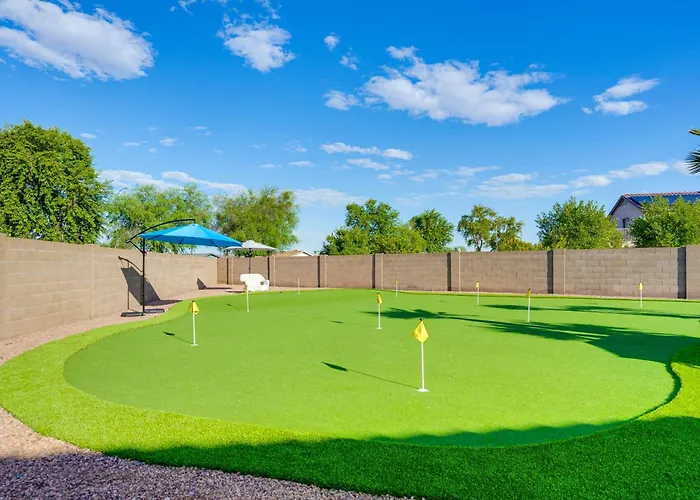 Putting & Pool! Near Sports Holiday home *