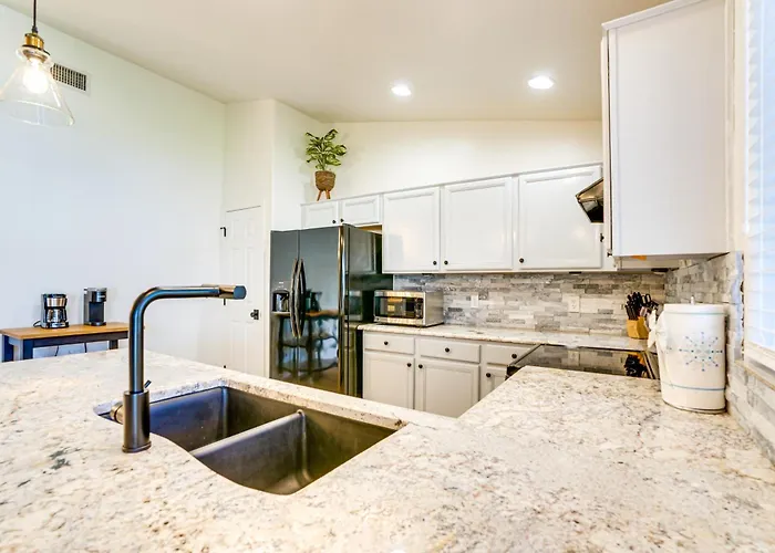 Holiday home Putting & Pool! Near Sports Peoria
