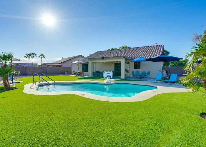 Putting & Pool! Near Sports Holiday home *